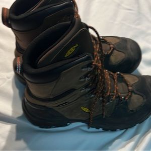 Brown keen boots